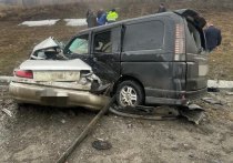 В Госавтоинспекции рассказали подробности ДТП, случившегося на трассе Новосибирск — Барнаул 14 апреля. В результате столкновения легковушки и микроавтобуса пострадали три человека, еще один — погиб.