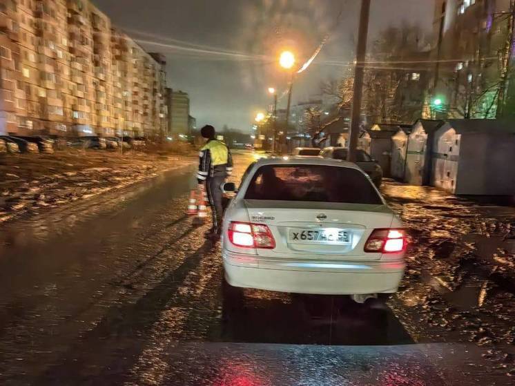 В Омске автомобиль Nissan насмерть сбил мужчину, идущего посередине дороги