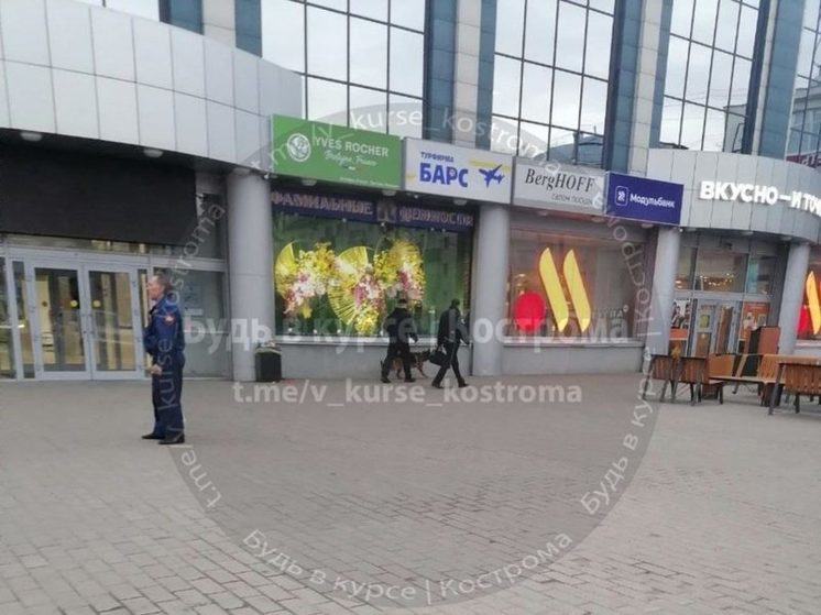 Очередная «телефонная бомба» — в Костроме эвакуировали центральный универмаг