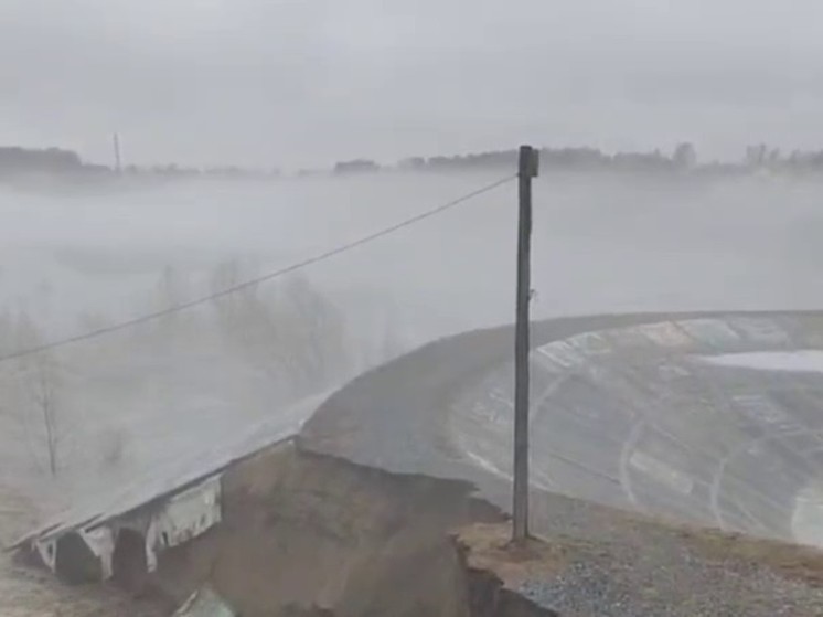 В Томске паводок размывает насыпную дамбу у Коммунального моста: видео