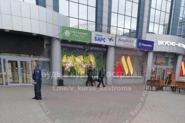 Очередная «телефонная бомба» — в Костроме эвакуировали центральный универмаг