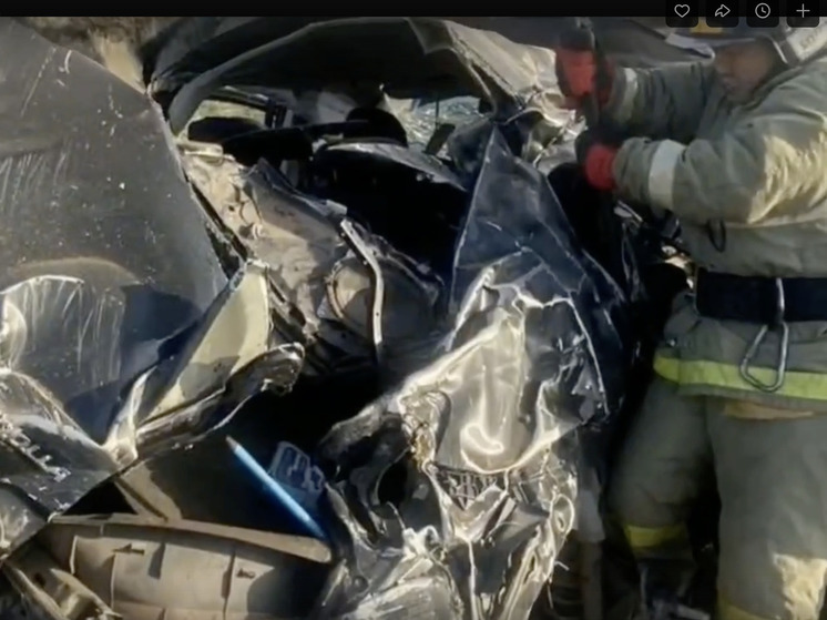 В Туве спасатели вытащили людей из искореженного авто