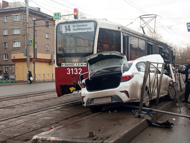 В Новосибирске иномарка влетела в трамвай