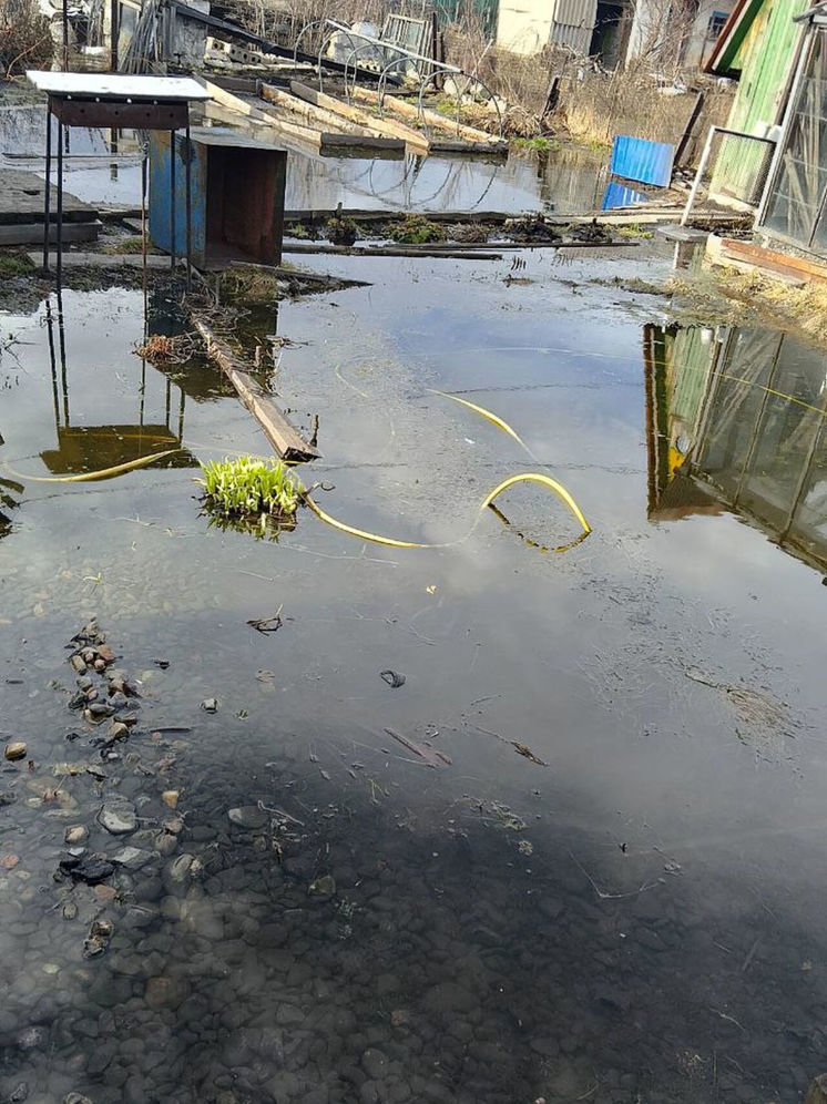 Улицу в частном секторе в Новокузнецке частично затопило