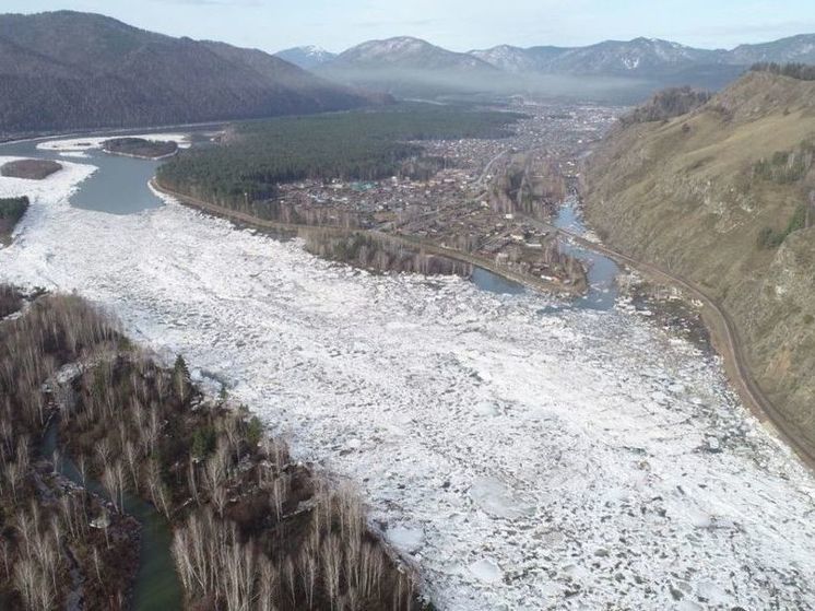 Протяженность затора на реке Абакан в Хакасии уменьшается
