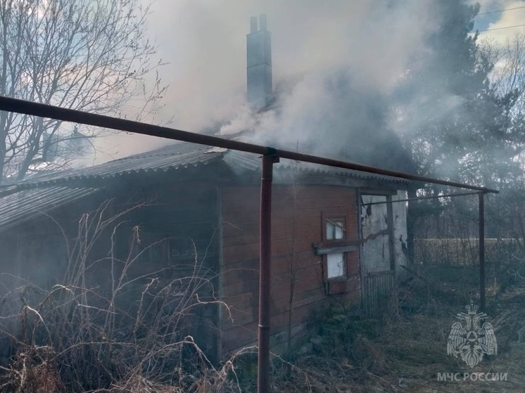 В Вичуге пожарные тушили заброшенный дом с пристройкой на Кинешемской улице