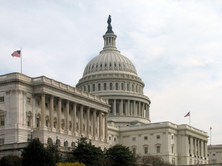 На спикера Палаты представителей США усилилось давление по помощи Киеву и Тель-Авиву