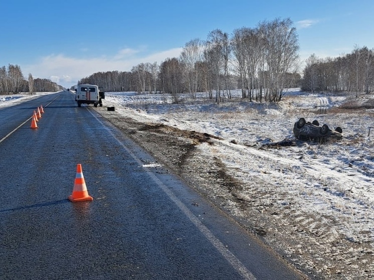 Один человек погиб, трое – в больнице: на трассе Омской области иномарка улетела в кювет