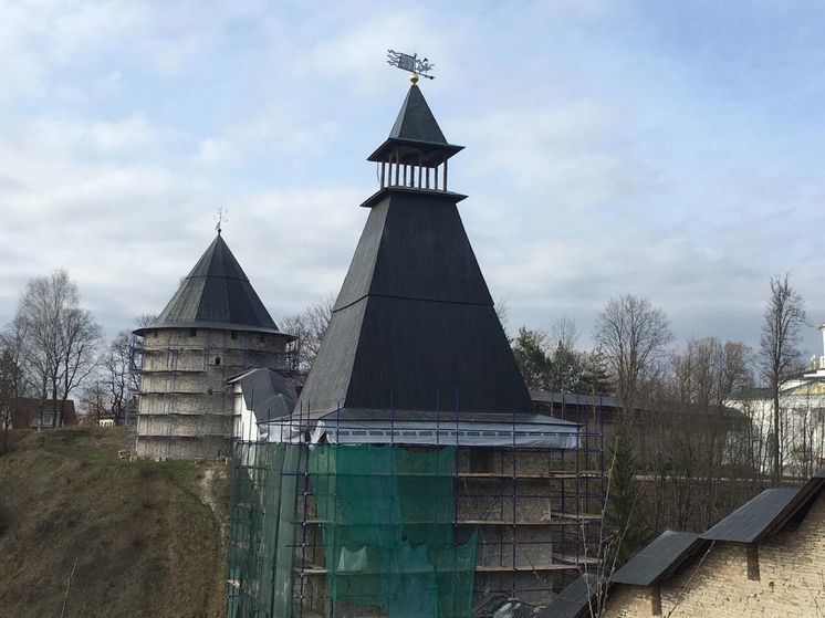Кровлю Дозорной избы и шатер Башни Верхних решеток воссоздадут в Псково-Печерском монастыре
