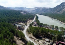 На северо-западе Республики Алтай в Майминском районе продолжается реконструкция федеральной трассы Р-256 «Чуйский тракт». Участок автодороги от Жемчужины Алтая в сторону Манжерока (км 454 — км 475) включен в программу работ на 2024-2027 годы.