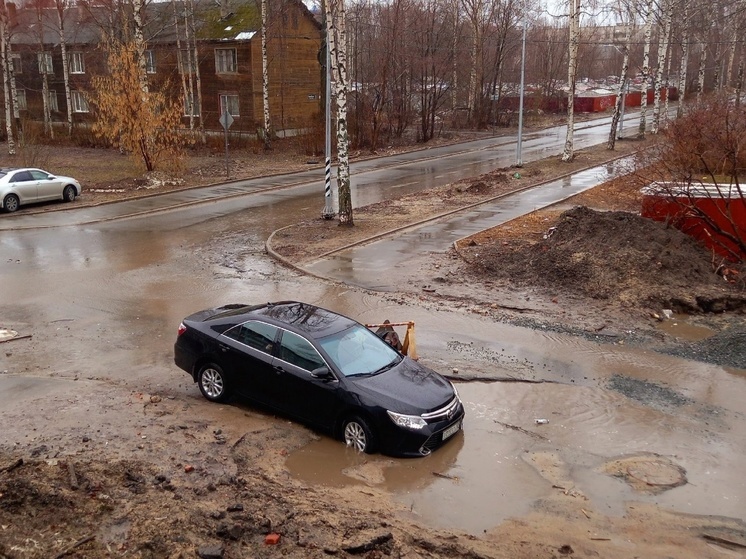 Еще одна машина ухнула в яму на Зареке в Петрозаводске