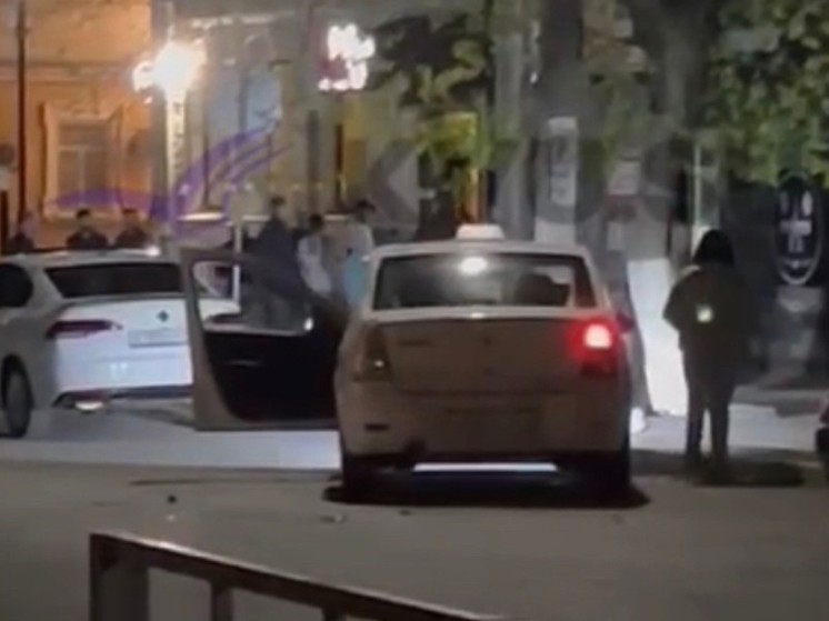В Шахтах мужчина с бейсбольной битой разгромил машину такси