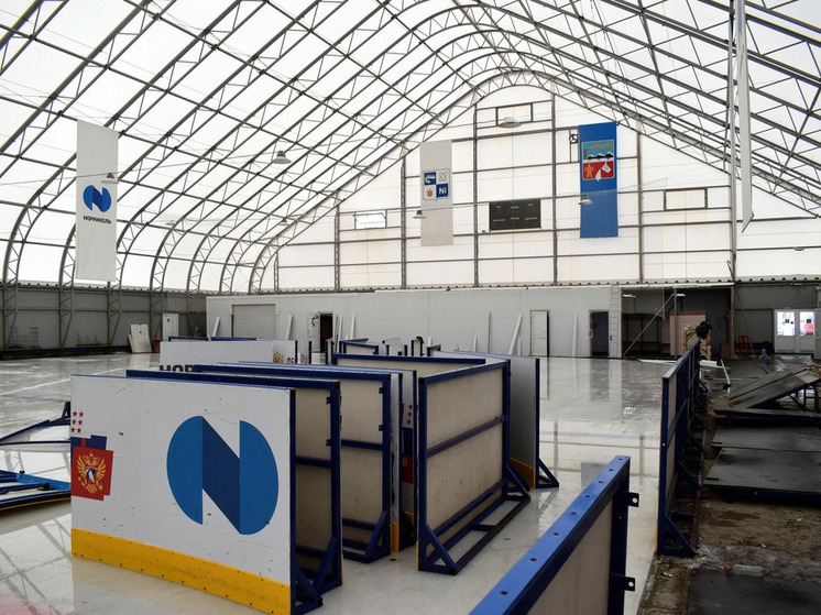 На крытом хоккейном корте в Заполярном стартовали демонтажные работы