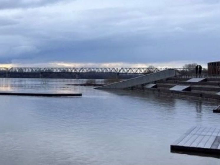 Воды реки Белой затопили в Уфе часть Набережной