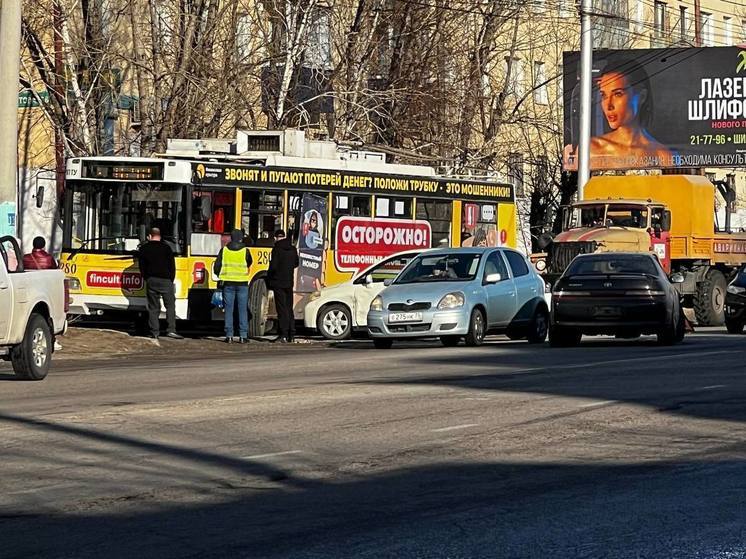 ДТП с троллейбусом произошло по улице Новобульварной в Чите