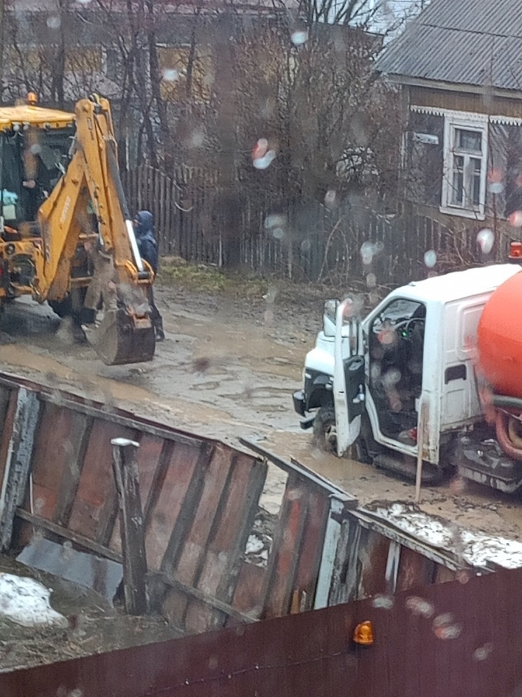 Машина с фекалиями провалилась в яму на дороге в Петрозаводске