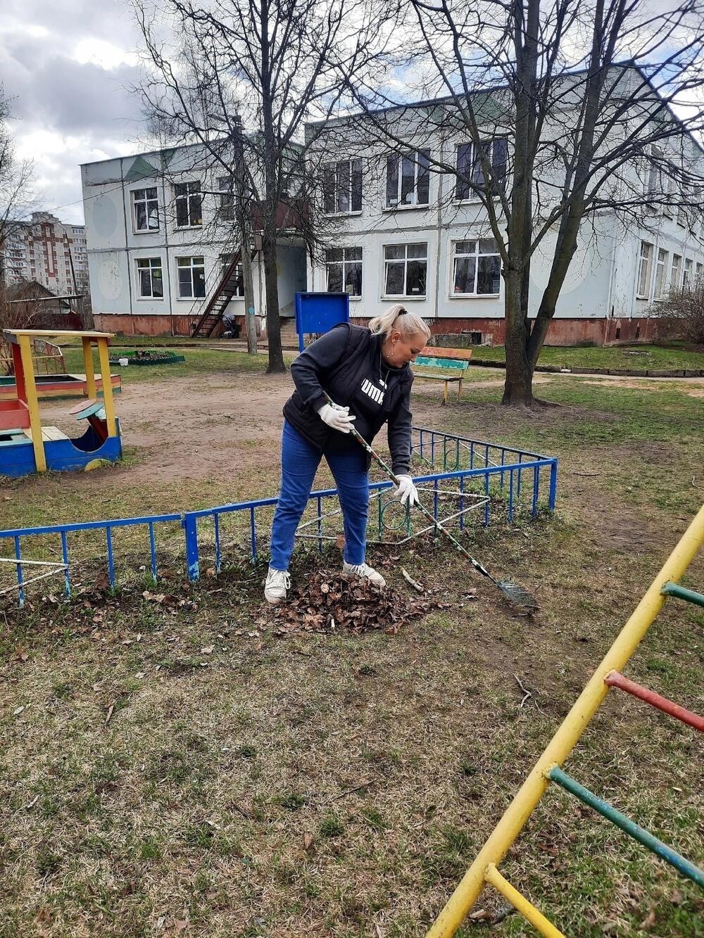 Работники детского сада «Радуга» в Великом Новгороде навели порядок на территории