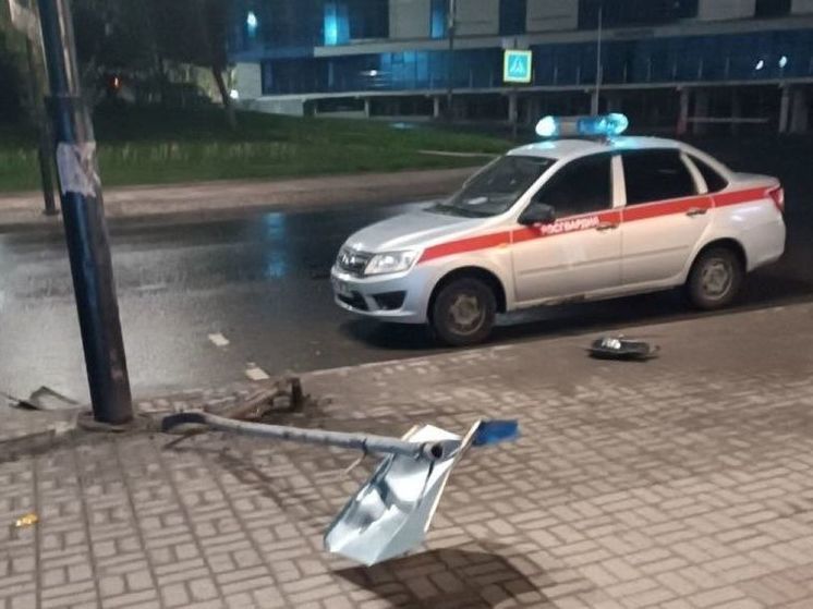 В Курске в ночном ДТП сбили дорожный знак на улице Дзержинского