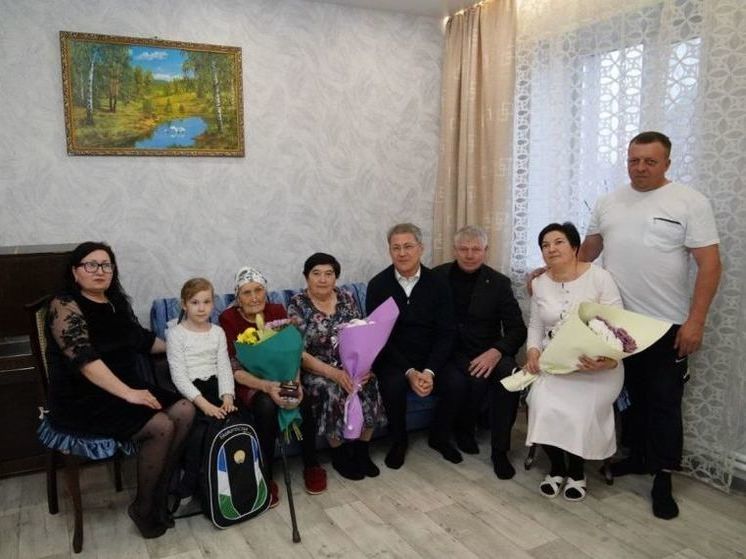 Радий Хабиров навестил 100-летнюю ветерана из Миякинского района