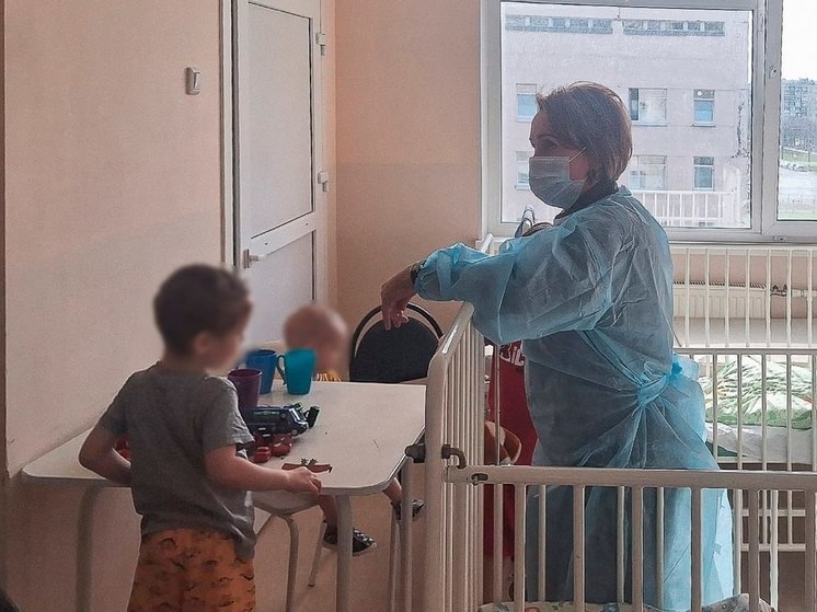 Мать найденных в подвале детей уехала из Петербурга решать вопрос с жильем