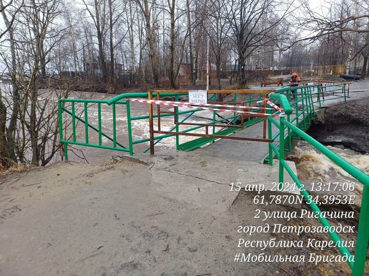  Пешеходный мост в центре Петрозаводска закрыли из-за подъема воды