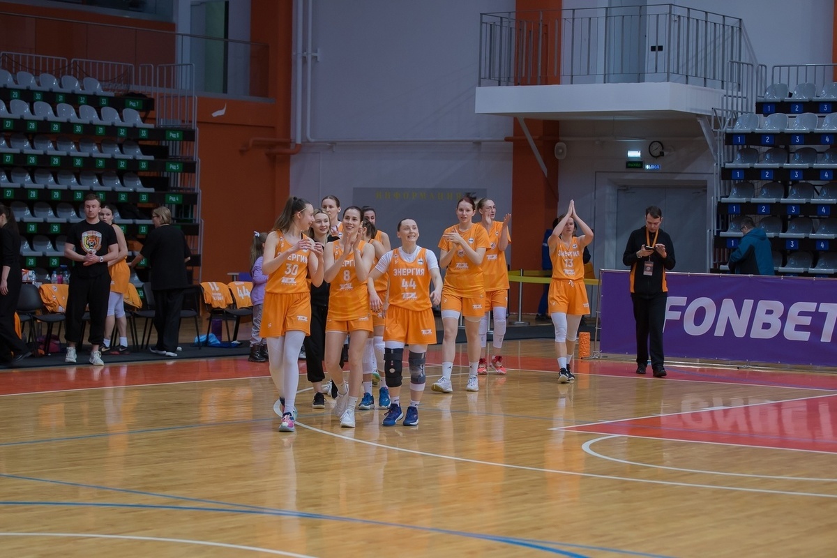 Energia basketball players train before the final matches of the season