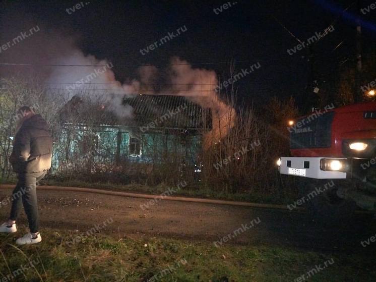В Твери горит дом, на месте работают спасатели МЧС: видео и фото