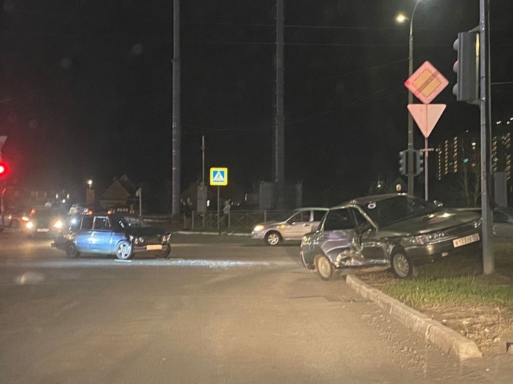 В Оренбурге на Салмышской столкнулись два автомобиля