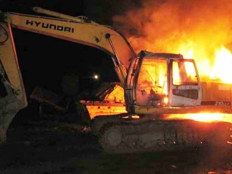 В Южно-Сахалинске сгорели два экскаватора и трактор
