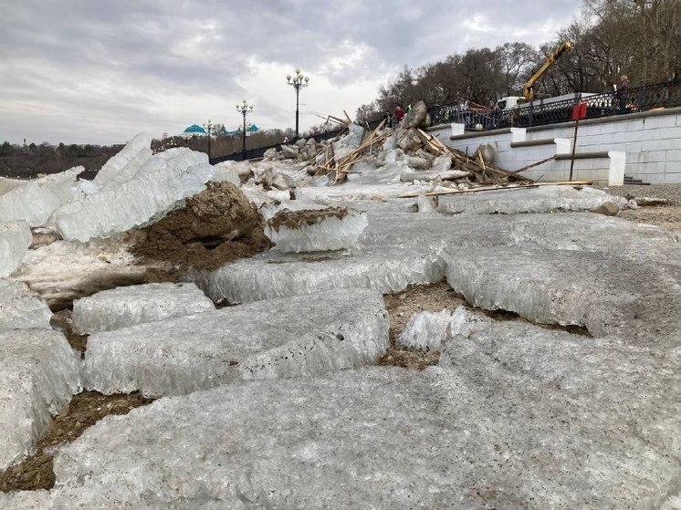 Лед с Амура у Хабаровска снова сломал ограждение набережной