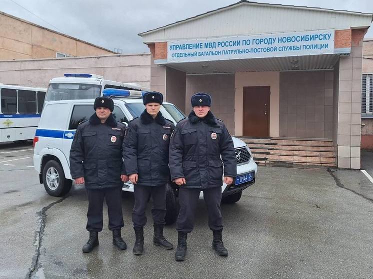 В Новосибирске полицейские спасли людей из горящего дома