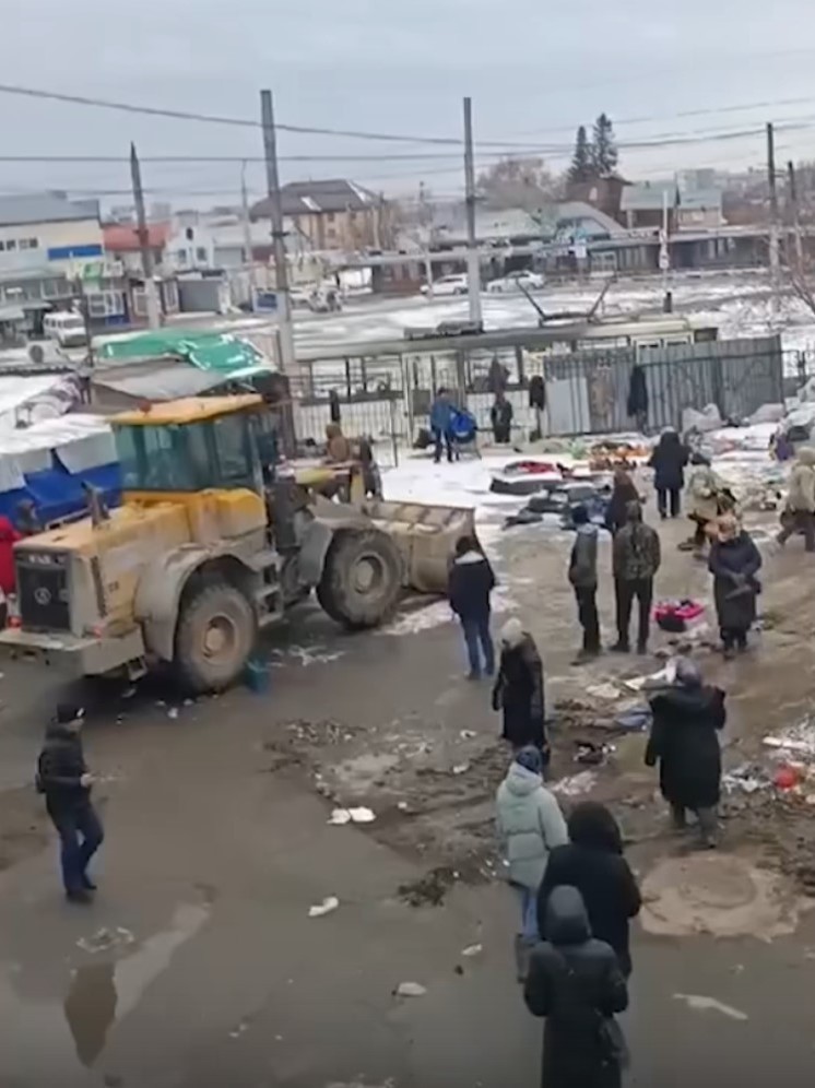 Стало известно, зачем в Новосибирске трактор снёс рынок мигрантов