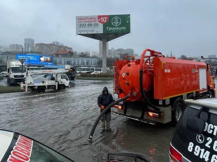 На Луговой во Владивостоке идет борьба с последствиями ливневого подтопления
