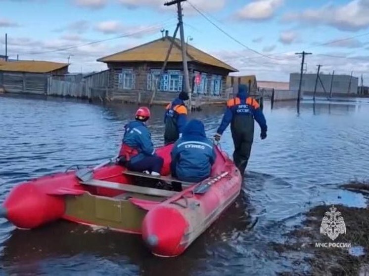 Ямальские спасатели на лодках вывозят людей и животных с затопленных территорий Курганской области