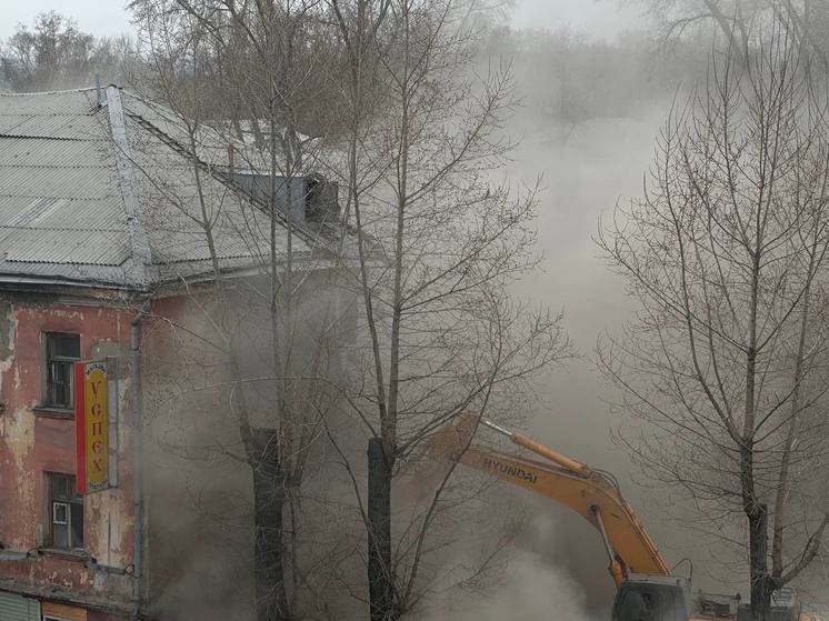 Специалисты разрушают нежилой дом в Новокузнецке