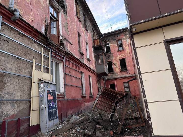 Балкон чуть не рухнул на прохожих в Новокузнецке
