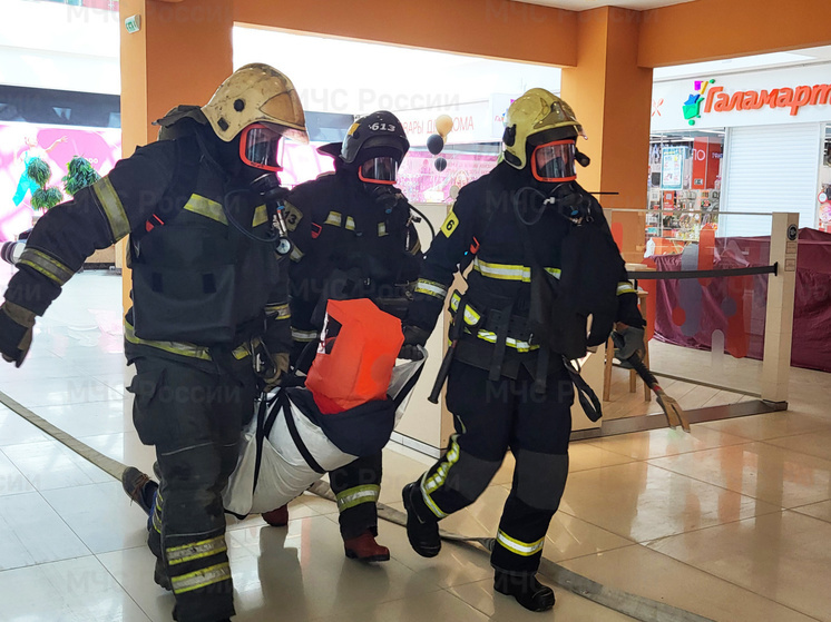 Костромские учения: в МЧС отрабатывали борьбу с пожаром в торговом центре «РИО»