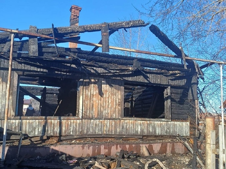 На месте пожара в свердловском селе Лая нашли троих погибших
