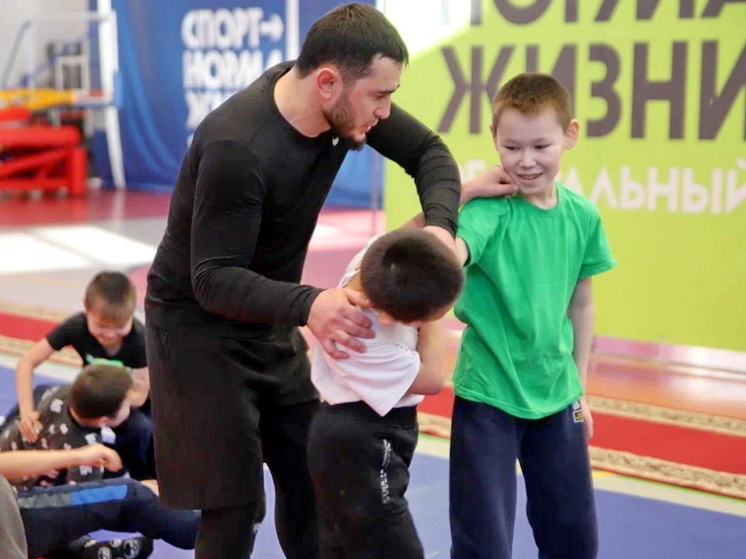 Именитый борец Исмаил Насруллаев провел мастер-класс на Ямале