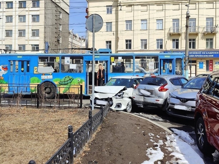 Троллейбус попал в ДТП с тремя припаркованными иномарками в центре Читы