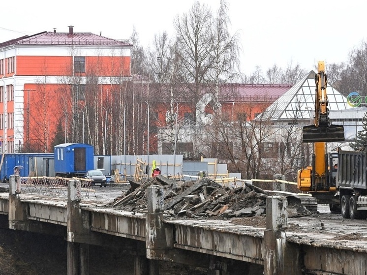 Старый асфальт снимают на мосту на Мерецкова в Петрозаводске