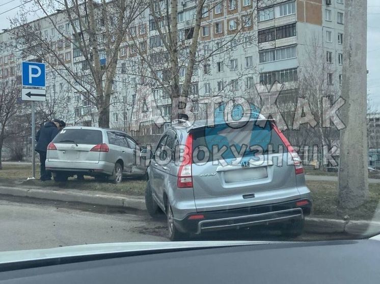 В Новокузнецке автомобиль вылетел с дороги