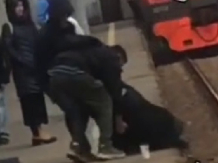 Пьяного мужчину спасли из-под колес электрички на станции Подлипки