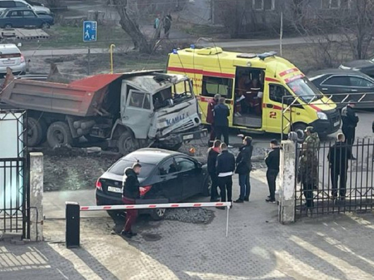 В Барнауле КамАЗ влетел в столб, пострадали трое