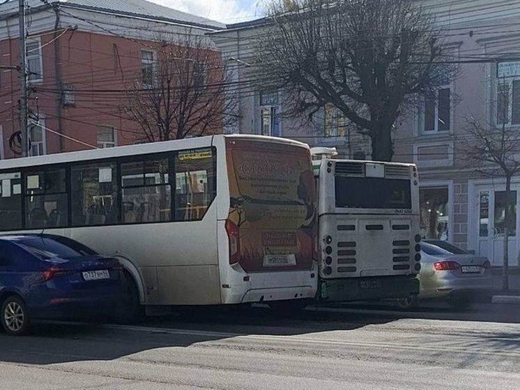 Утром на улице Соборной в центре Рязани столкнулись автобус и маршрутка
