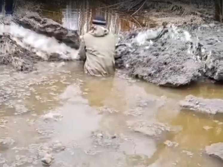 Коммунальщики по пояс в воде размораживают трубу на Кукковке в Петрозаводске