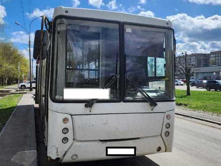 В Тамбове при падении в автобусе покалечилась 17-летняя девушка