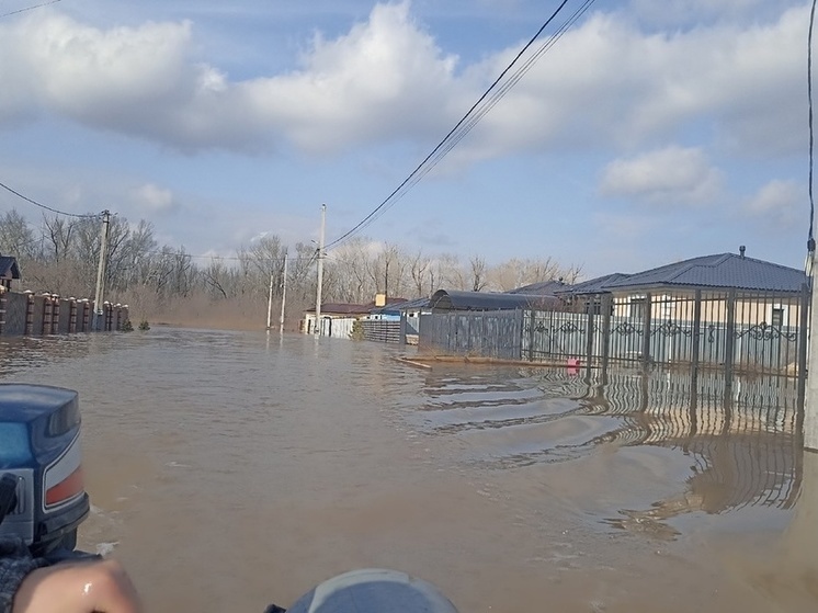 В Орске может затопить поселок  Тукай из-за перелива через дамбу в Казахстане