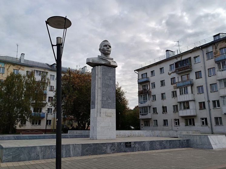 Житель Кемерова пожаловался на состояние отреставрированного памятника Юрию Гагарину