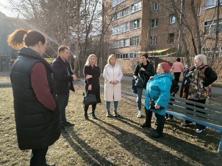 Иркутские городские депутаты обсудили с жителями благоустройство детских площадок